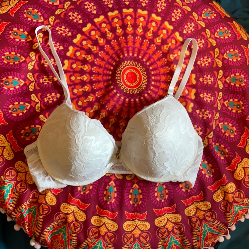 NWOT Lace Daisy Fuentes Bra